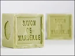 On peut nettoyer son carrelage avec du savon de Marseille.