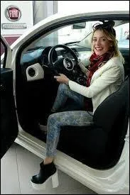 Quelle est la marque de la voiture qu'elle a reue pour son anniversaire ?