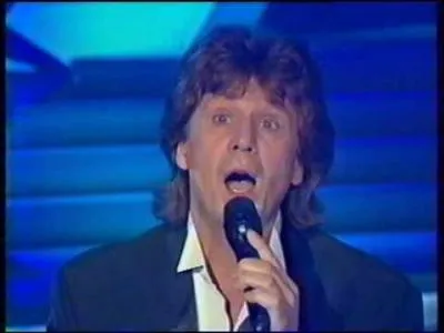 Tu avais  peine quinze ans, tes cheveux portaient des rubans !