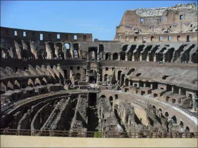De quel matriau est compos la piste du Colise ?
