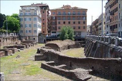 Comment appelle-t-on l'cole o s'entranent les gladiateurs ?
