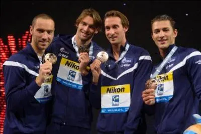 En natation, le 4 Aot, lors des championnats du Monde de Barcelone, quelle discipline ont remporte les relayeurs franais suite  une disqualification des amricains ?
