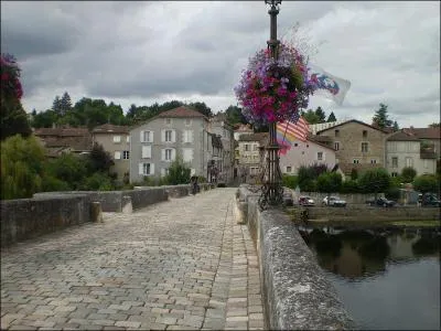 Quel est ce pont de Confolens qui donne accs au quartier anim de la Fontorse, du nom de l'lgante fontaine qui en est l'ornement ?