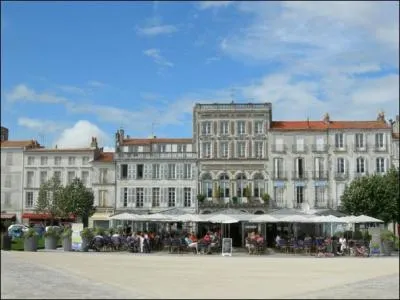 Sur quelle place de la ville de Rochefort, plusieurs scnes du film  Les Demoiselles de Rochefort  de 1967, furent-elles tournes ?