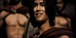 Il est le fils du capitaine Artemis, il est le plus jeune de l'arme de Sparte, qui est-il ?