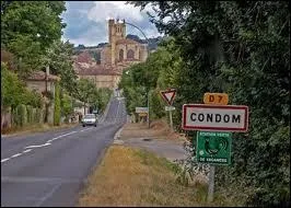 Nous entrons dans la ville midi-pyrnenne de Condom. Nous nous situons dans le dpartement ...