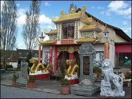 Cette pagode bouddhiste est  voir dans la commune auvergnate de Noyant-d'Allier. Il faut donc se rendre dans le dpartement ...