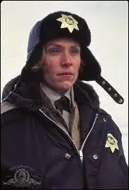 Voici un uniforme qui n'arrange personne, certes. Mais dans "Mississippi Burning" (Alan Parker) ou "Fargo" (les frères Coen, dont son mari Joel), n'était-elle pas tout simplement géniale ?