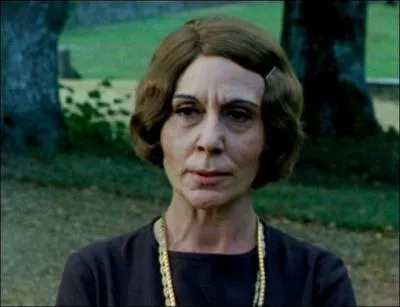 Avant de se commettre dans le grand-guignol bouvardien, cette dame d'origine arménienne fut une grande tragédienne. Comment s'appelait-elle, déjà ?