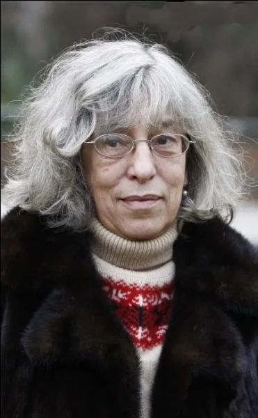 Ce n'est pas Sophie Marceau : son intelligence et sa finesse font d'elle le contraire d'une potiche, rôle qu'elle a (trop souvent ? ) tenu. Dans "Lautrec", elle joue admirablement la mère du peintre. Mais n'a-t-elle pas un pseudonyme de fleur ?