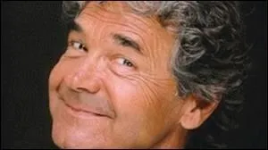 Dans ''Ouvrez la cage aux oiseaux'', Pierre Perret dit : 
''Si vot' concierge fait cui-cui sur son balcon 
Avec ses --------------------------------------"