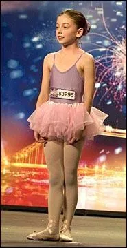 Age de dix ans, Holly Steel se prsente sur scne, habille en ballerine, il est donc probable qu'elle va danser !