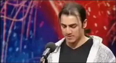 Ces deux-l sont incroyables, le premier arrive sur scne et danse sur une musique de Michael Jackson, le deuxime arrive un peu plus tard, habill ...