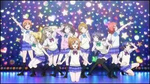 Qui est l'auteur de  Love Live  ?