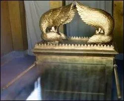 Quel nom particulier donne-t-on au couvercle de l'Arche, lui aussi trs spcifique ?