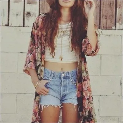 Si on veut mettre un top court mais qu'on a un petit ventre que faut-il mettre ?