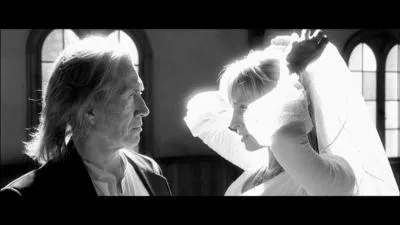 Au dbut du second film, avec qui l'hrone va-t-elle se marier ?