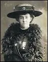 En 1913, la suffragette Emily Davison, qui militait pour le droit de vote des femmes, mourut en se jetant sous le cheval de George V durant le derby d'Epsom.