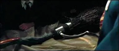 Lors de sa scolarité, Harry a reçu deux balais célèbres : un Nimbus 2000 et un Éclair de Feu, offerts par deux personnages de la saga. Qui étaient-ils ?