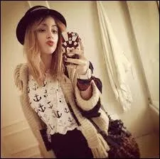 Porte-t-elle toujours un chapeau ?