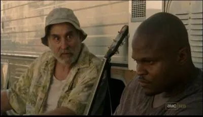 pisode 4. Dale et T-Dog vont chercher de l'eau au puits. T-Dog s'apprte  en boire quand Dale lui arrache la cuillre des mains. Que dit-il ?