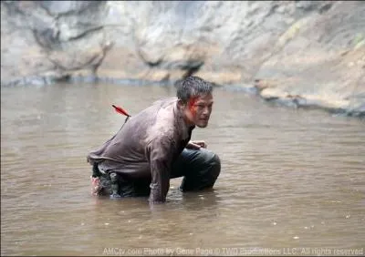 pisode 5. Une flche dans la hanche, Daryl essaie d'escalader une pente. En mme temps, il hallucine son frre, Merle. Que lui dit ce dernier avant de disparatre ?