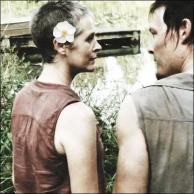 pisode 7. Daryl et Carol sont seuls, prs d'un ruisseau et ils observent des fleurs cherokee. Carol lui demande pourquoi il veut tant retrouver Sophia. Que lui rpond-il ?