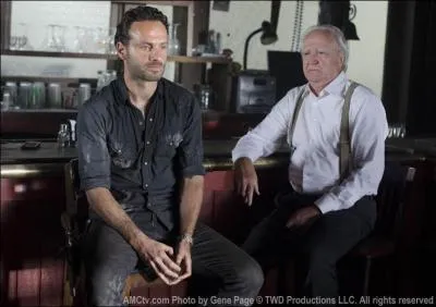 pisode 8. Rick et Glenn sont alls chercher Hershel au bar. Rick lui demandant combien il a bu de verres, que rpond Hershel ?