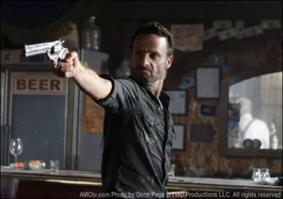 pisode 9. Toujours au bar, 3 hommes d'un autre groupe demandent o sont Dave et Tony. Que dclare Rick avant qu'ils s'en aillent ?