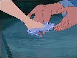 Comment sont les chaussures de Cendrillon pour aller au bal ?