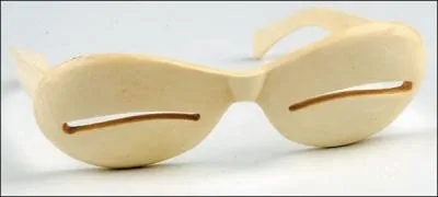 Pour simplement laisser filtrer un regard coquin, ces lunettes  fentes sont l'oeuvre d'un couturier connu pour ses robes trs structures.