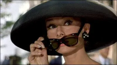 Bien videmment, vous reconnaissez Audrey Hepburn dans le film -------. Elle porte des lunettes d'un lunetier anglais, mais il y aurait polmique sur leur origine !