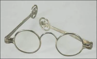 Que distinguez-vous sur les branches de cette paire de lunettes ?