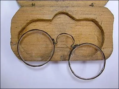 Quel nom porte ce modle aux lunettes rondes cercles d'un fil de cuivre ?