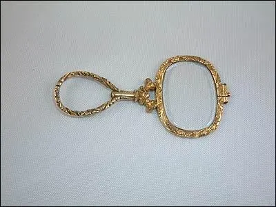 D'une grande dlicatesse, extrmement raffin, cet objet quip d'une petite poigne de dcoration porte le nom de :