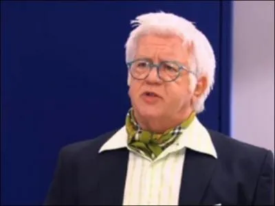 Qui Antonio nomme-t-il comme directeur ?