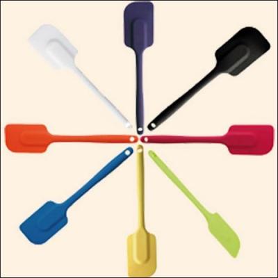 Quel autre nom porte la spatule, souple, communment utilise en ptisserie pour racler ?