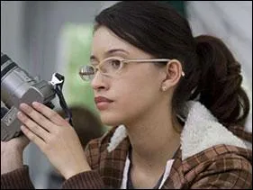 Quand Angela voit sortir Bella de la voiture d'Edward, que dit-elle ?