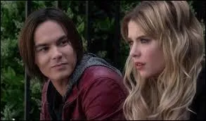 Pourquoi Caleb rompt-il avec Hanna ?