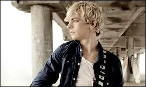 Comment s'appelle le groupe de musique de Ross ?