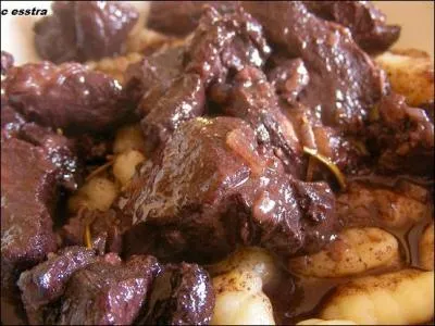 Belle recette savoureuse de viande de sanglier au vin rouge.