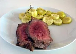 Pour une recette lgre, quelques courgettes en rondelles accompagnent un rti de :