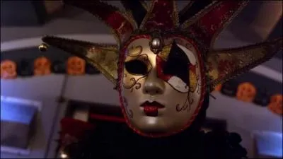 Qui est cach derrire la dame de cur qui tait dans le train  la soire Halloween ?