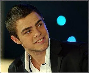 Si oui, avec qui sort-elle ?