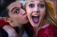 Federico offre un cadeau  Ludmila pour prouver son amour mais Diego le casse pour se venger de Ludmila. Quel est ce cadeau ?