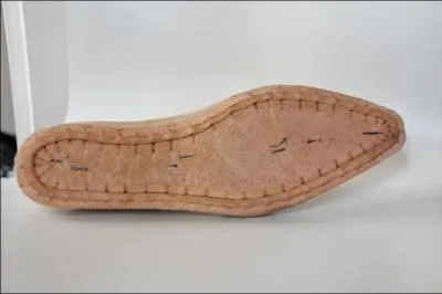 Que fait-on avec la partie appele  collet  en fabrication de chaussures ?