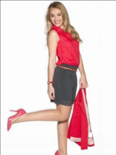 Comment s'appelle la voisine de palier des colocs ?