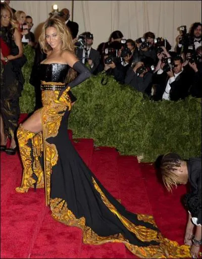 Franchement, qu'est-alle faire cette chanteuse dans cette galre ? La reconnaissez-vous ainsi harnache ?