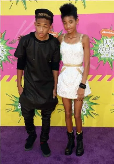 Ce gamin, son pre toujours lgant, lui, devrait lui donner des conseils d'habillement, car ici, il a l'air ridicule. Qui est son pre ?