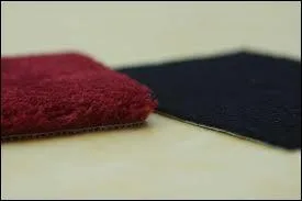 De la moquette bordeaux ou presque, pour le bureau... Quel est le film ?